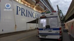 Policijsko vozilo NSW-a pored broda Ruby Princess u Port Kembli, Novi Južni Wales, Australija, 8. aprila 2020.