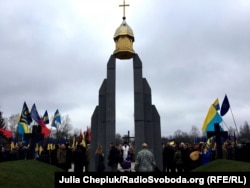 Під час вшанування Героїв Базару біля центральної споруди меморіалу, що біля села Базар на Житомирщині, 19 листопада 2017 року