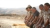 ملک عبدالله پادشاه اردن و ولیعهدش در صف نظامیانی که پس از بازگشت کنترل زمین‌های کشاورزی به اردن در آنجا نماز می‌گزارند