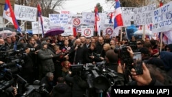 Goran Rakiq, kryetari i Mitrovicës së Veriut, duke iu adresuar protestuesve serbë në këtë komunë, pas vendimit të kryetarëve të komunave veriore për të dhënë dorëheqje. 27 nëntor, 2018.