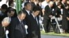 Premierul Shinzo Abe și alte oficialități la omagierea victimelor atacului nuclear, la Monumentul Memorial al Păcii
