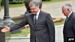 Петр Порошенко бо Рекс Тиллерсон