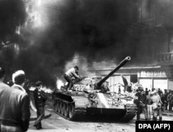 Протистояння між демонстрантами та військами сил Варшавського договору під час придушення революції – Празької весни – в Чехословаччині. Демонстрант намагається відкрити люк радянського танка Т-54 біля будівлі Державного радіо в Празі. 21 серпня 1968 року