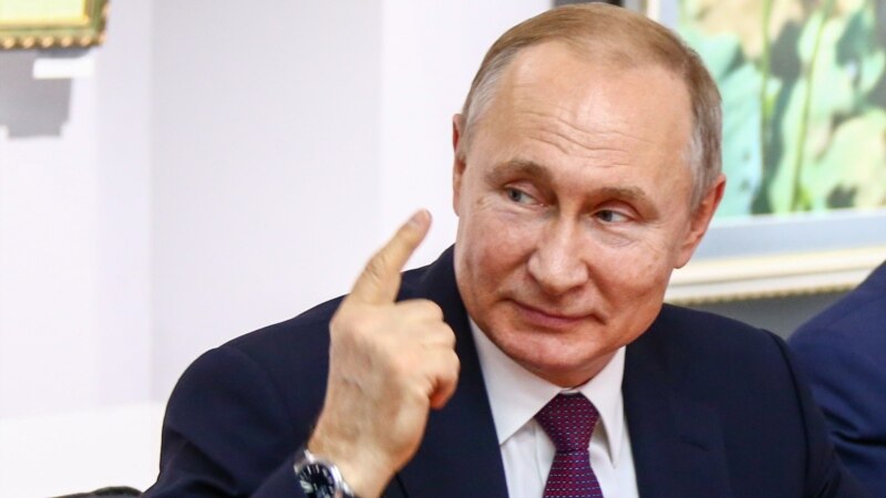 Путин “жалган” маалымат үчүн жазалаган мыйзамга кол койду