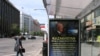 Вашингтондағы аутобус аялдамасында Қазақстан президенті Нұрсұлтан Назарбаев бейнеленген билборд ілініп тұр. Сәуір, 2010 жыл.
