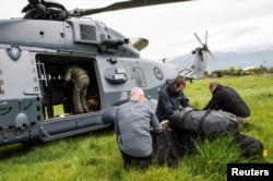 Вертолет NH90 Королевских ВВС Новой Зеландии доставляет правительственных чиновников и полицию для оценки ущерба от землетрясения на одном из островов, 14 ноября 2016 года. Иллюстративное фото