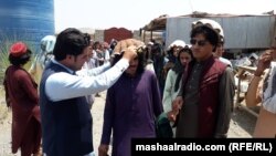 یو افغان ځوان وزیرستاني کډوال ته پکول په سروي