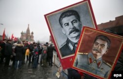 Чоловік тримає портрети Йосипа Сталіна на Червоній площі. Москва, березень 2014 року