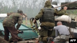Украин әскерилері ресейшіл сепаратистермен ұрыс кезінде. Донецк маңы, 31 мамыр 2015 жыл.