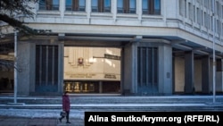 На здании Государственного совета Крыма есть надпись на украинском языке