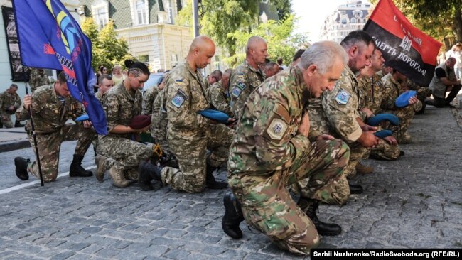 Біля Стіни пам'яті полеглих за Україну. Київ, 24 серпня 2019 року