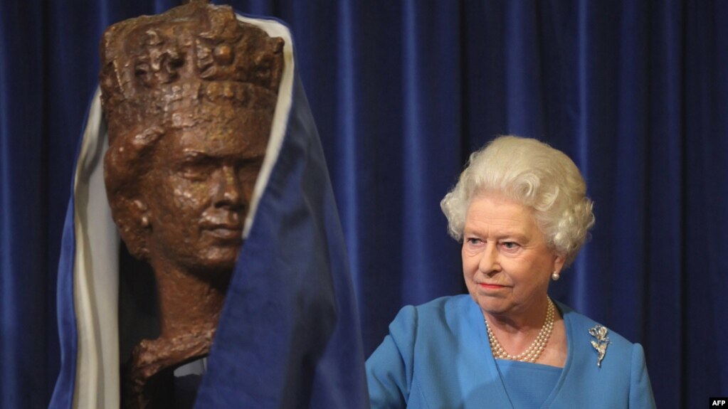  Кралица Елизабет открива портретен бюст на Нейно Величество, дело на скулптора Оскар Немон, в Камарата на лордовете в Лондон, 20 октомври 2009 година 