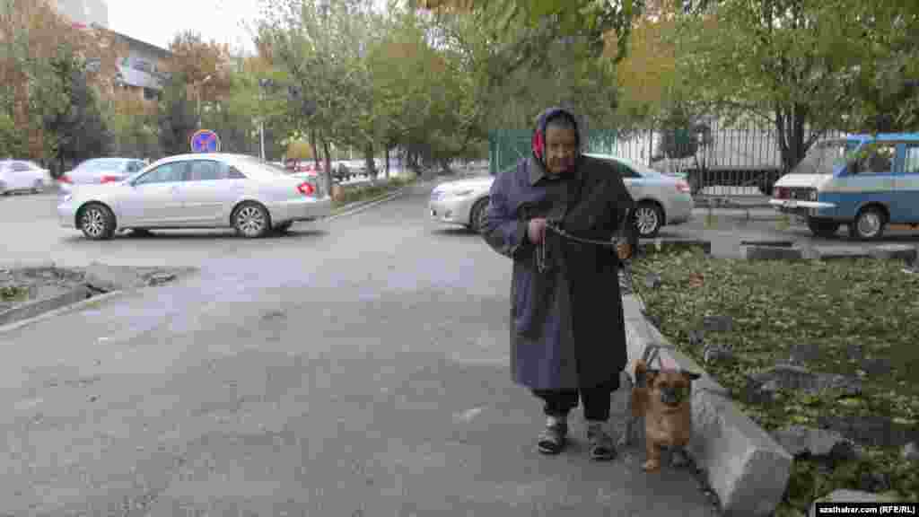 Aşgabadyň 6-njy kiçi etrapçasynda itini gezelenje çykaran pensioner zenan