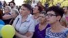 Надежда Савченко пришла на акцию в поддержку Олега Сенцова вместе с мамой 