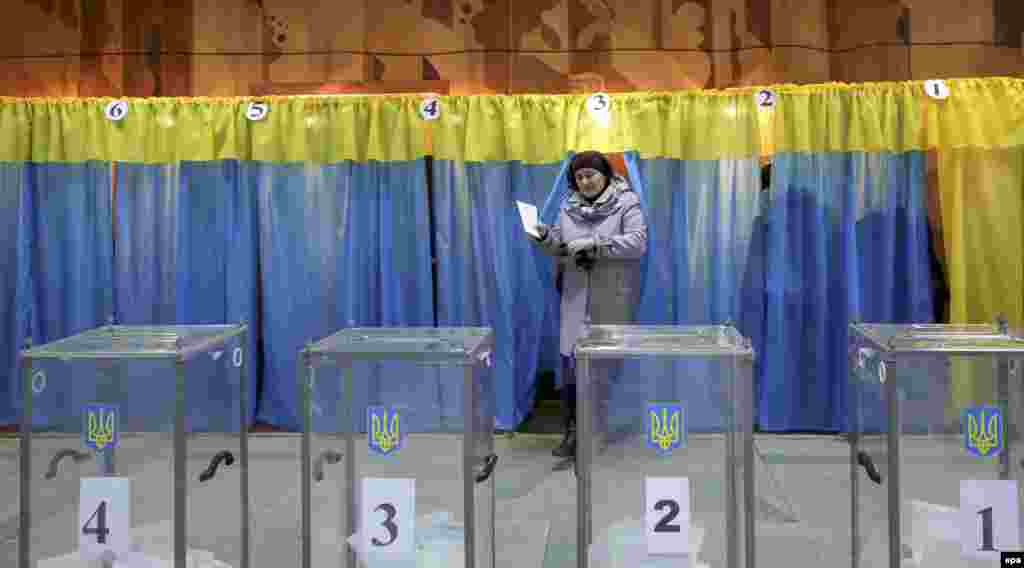 Избирательный участок в селе Курахово в Донецкой области, подконтрольном Украине 