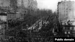 Маніфестація на розі Бессарабської площі та Бібіковського (тепер Тараса Шевченка) бульвару, весна 1917 року