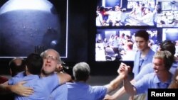 Echipa Laboratorului de știință Marte se felicită la primirea primelor imagini de la robotul Curiosity