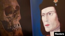 Череп Ричарда III и его портрет, представленные на пресс-конференции в Лестере. 4 февраля 2013 года. 