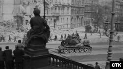 Советский танк на Вацлавской площади в Праге, 5 мая 1945