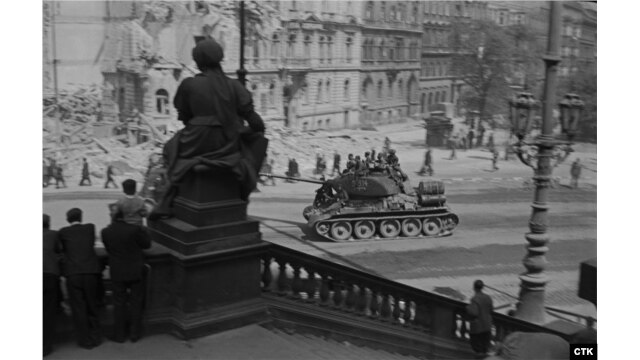 un tanc sovietic în Piața Wenceslas din Praga pe 5 mai 1945.