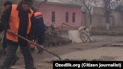 Рабочие, ремонтирующие дорогу в одном из районов Узбекистана.