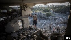 Палестинець оглядає наслідки авіаудару, архівне фото