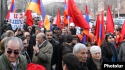 ՀՅԴ-ի եւ ՀԱԿ-ի անդամները բողոքի ցույց են անցկացնում Ազգային ժողովի շենքի մոտ: 28-ը փետրվարի, 2012թ.