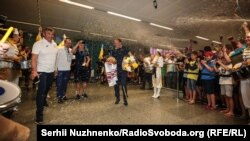 Александр Петраков (в центре) после возвращения из победного чемпионата мира