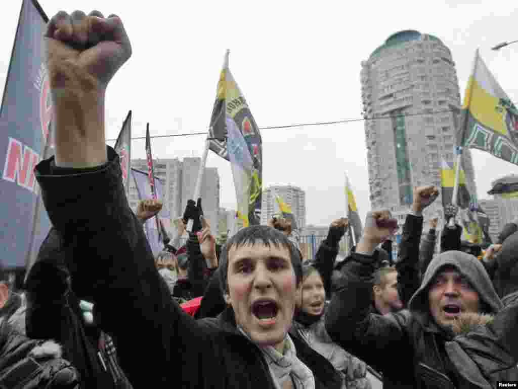 Близько п’яти тисяч людей пройшли московськими вулицями, скандуючи націоналістичні гасла.