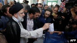 Кандидат в президенты Ирана Эбрахим Раиси голосует на избирательном участке 19 мая 2017 года