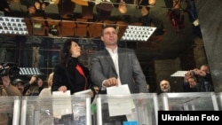 Боксер и лидер партии "Удар" Виталий Кличко голосует на парламентских выборах в Украине. Киев, 28 октября 2012 года. 