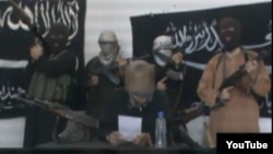 "Халифат сарбаздары" деген атпен танылған ұйымның интернетте пайда болған видео үндеуінен жасалған скриншот.