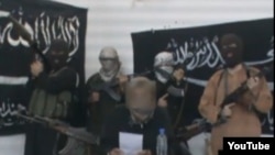 Члены ранее неизвестной группировки «Джунд аль-Халифат» («Солдаты Халифата») читают заявление с угрозами в адрес правительства Казахстана. Кадр с видео, размещенного на сайте «Ютуб». 