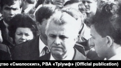 Голова Верховної Ради України Леонід Кравчук прийшов на переговори до учасників Революції на граніті. "Пане" – так до нього звернувся Олесь Доній. Київ, 5 жовтня 1990 року