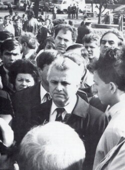 Тодішній голова Верховної Ради України Леонід Кравчук, який прибув на перші переговори до учасників Революції на граніті. Київ, 5 жовтня 1990 року