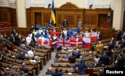 Ukrán törvényhozók köszönik meg a külföldi támogatást 2022. február 1-jén. Az EU-nak most egységesnek kell maradnia a geopolitikai kihívás közepette, ezért langyosan áll hozzá Budapest és Varsó megrendszabályozásához