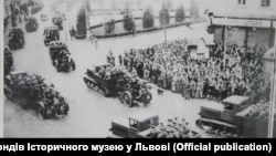 Населення Львова зустрічає радянську армію. Вересень 1939 року