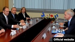 Ministri i Punëve të Jashtme të Suedisë Karl Billt dhe Ministri i Punëve të Jashtme të Kosovës Enver Hoxha në takimin e tyre në Prishtinë