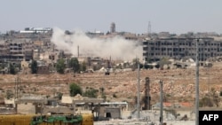 Дым над зданием в Алеппо.