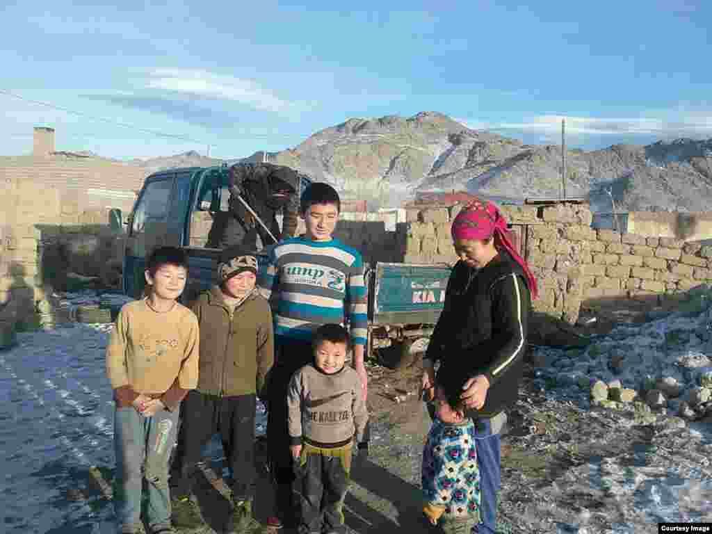 Семья этнических казахов в Монголии.