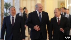 Belarus - (From R) Russia's President Vladimir Putin, Belarus President Alexander Lukashenko and Kazakh President Nursultan Nazarbayev walk in Lukashenko's residence, Minsk, October 24, 2013