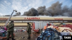Пожарные рядом с горящим торговым центром "Адмирал" в Казани. 11 марта 2015 года.