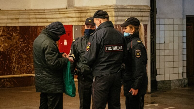 Граждан Таджикистана отправили в колонию за нападение на полицейских в московском метро 