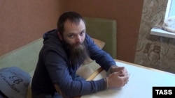 Лидер организации "Христианское государство - Святая Русь" Александр Калинин во время задержания. Липецк, 20 сентября 2017 года. 