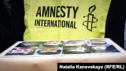 Представители Международной Амнистии передают петицию в поддержку "узников Болотной" в посольство России в Париже 19 февраля