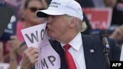Donald Trump "Women for Trump" plakatını öpür