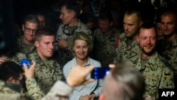 Ursula von der Leyen între soldați germani în Afganistan