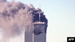 Нью-Йорктегі сауда орталықтарына соғылуға келе жатқан, терроршылар айдап кеткен екінші ұшақ. 11 қыркүйек 2001 жыл. 