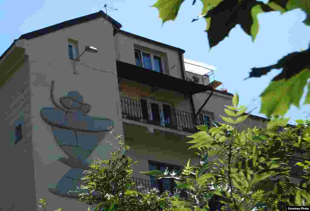 Гуситская чаша остается самым популярным настенным рисунком Жижкова. Фасадом этот дом выходит на Гуситскую улицу, а другой стороной - на велосипедскую и &quot;роликовую&quot; дорожку на склоне Виткова.