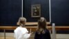 Dvije djevojčice gledaju sliku Mona Lise u muzeju Louvre u Parizu, oktobar, 2019. 